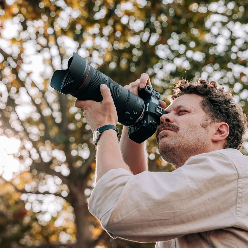 Canon RF 24-105mm F2.8L IS USM Z Objektiv Eine Person, die Aufnahmen vom Motiv mit dem Produkt mit Streulichtblende macht