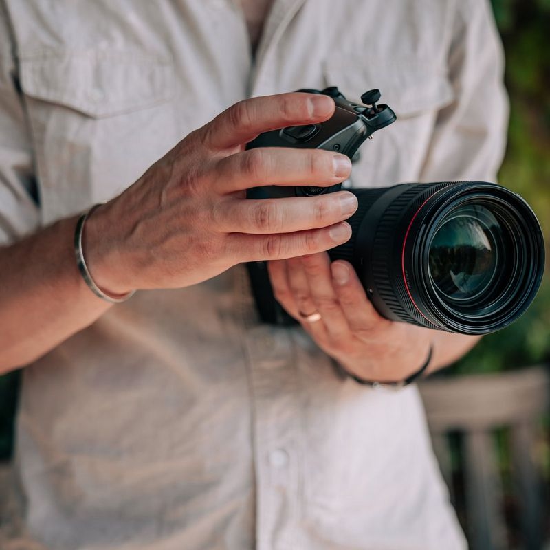 Canon Power Zoom AdCanon Power Zoom Adapter PZ-E2 Mann, der das Produkt an einem Objektiv anbringtapter PZ-E2 Man attaching the product to a lens