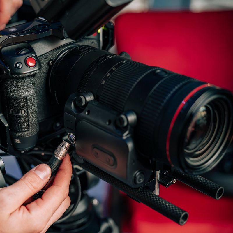 Canon Power Zoom Adapter PZ-E2B Produkt Mann, der ein Kabel am Produkt anbringt