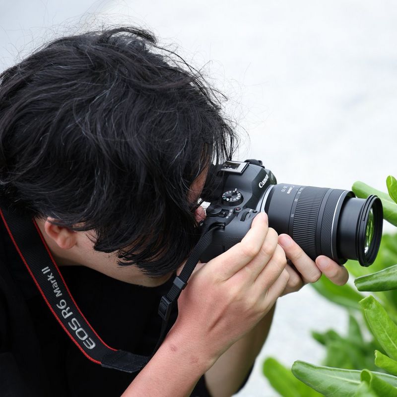 Canon RF 28-70mm F2.8 IS STM Lens Ein Mann, der eine Nahaufnahme einer Pflanze macht