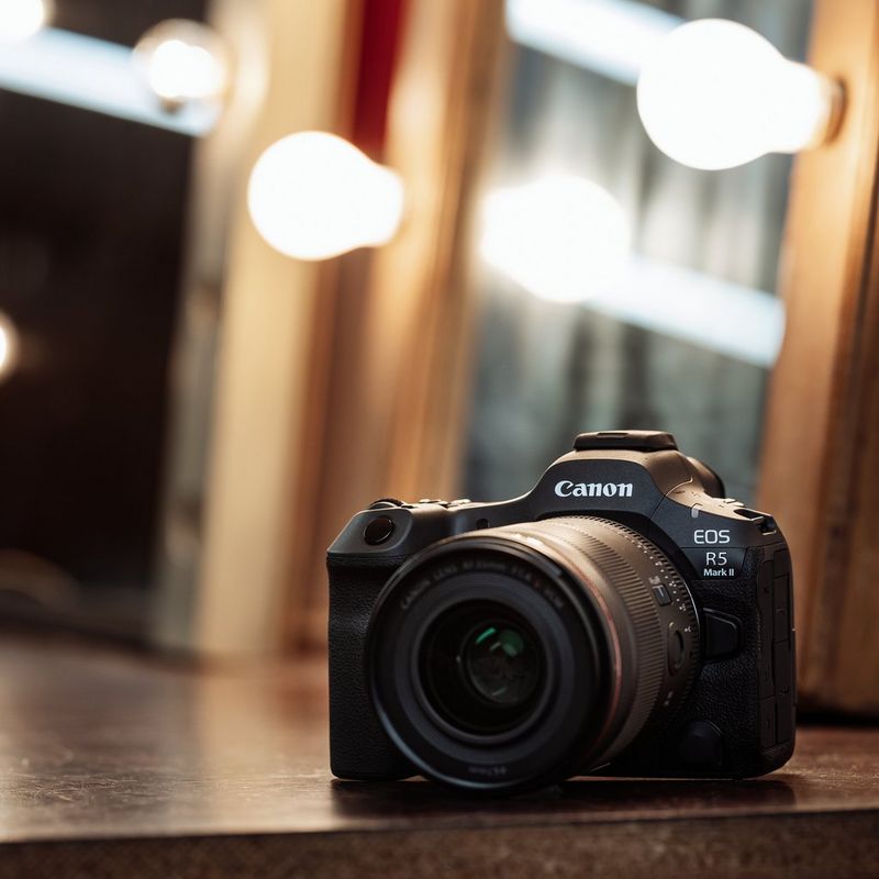 Canon EOS R5 Mark II spiegelloses Kameragehäuse Kamera, die auf einem Frisiertisch aufbewahrt wird