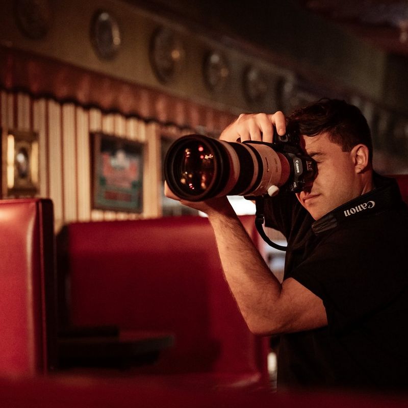 Canon EOS R5 Mark II spiegelloses Kameragehäuse Mann, der ein Foto in einem Studio knipst