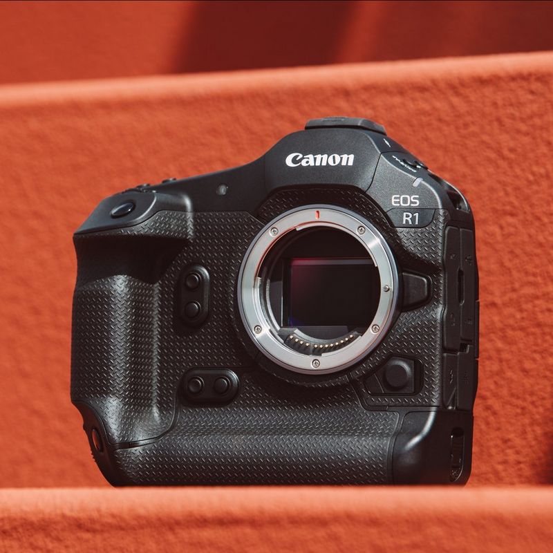 Canon EOS R1 spiegelloses Kameragehäuse Auf roten Stufen platzierte Kamera