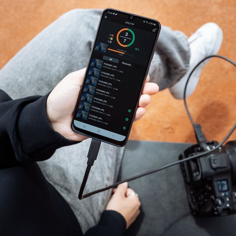 Canon EOS R1 spiegelloses Kameragehäuse Kamera, die mit einem Telefon verbunden ist