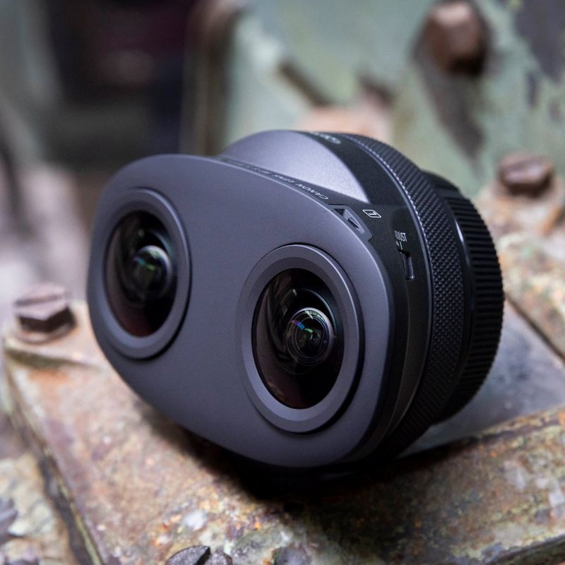 Canon RF-S 3.9mm F3.5 STM DUAL FISHEYE-Objektiv Objektiv auf einem Blech