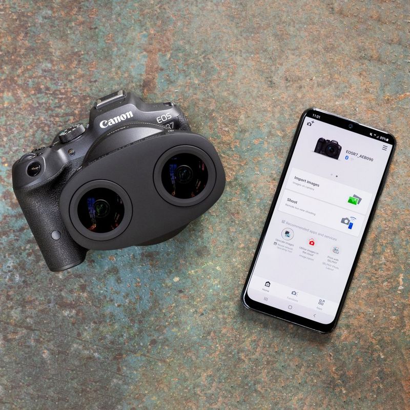 Canon RF-S 3.9mm F3.5 STM DUAL FISHEYE-Objektiv Objektiv auf einer Kamera neben einem Smartphone