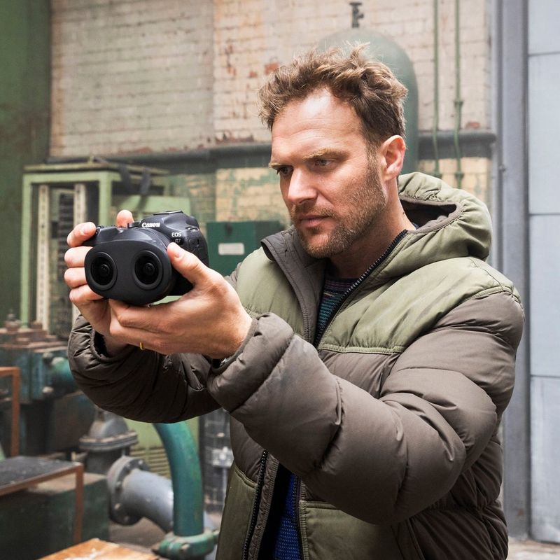 Canon RF-S 3.9mm F3.5 STM DUAL FISHEYE-Objektiv Mann knipst ein Foto