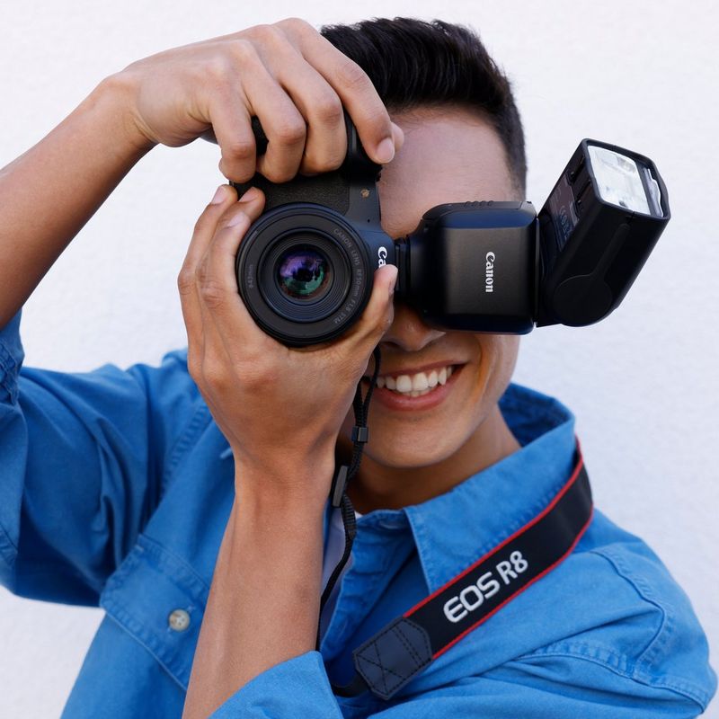 Canon Speedlite EL-10 Blitzgerät Mann knipst ein Foto