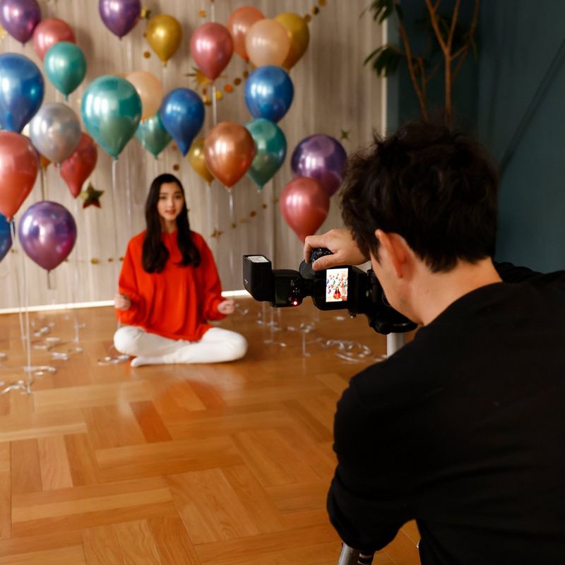 Canon Speedlite EL-10 Blitzgerät Mann knipst ein Foto von Frauen