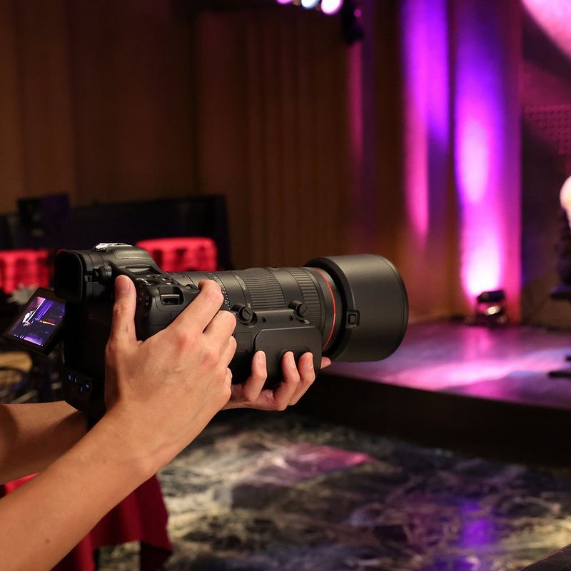 Canon RF 70-200mm F2.8L IS USM Z Objektiv, schwarz Mann, der ein Foto von einem Musiker knipst