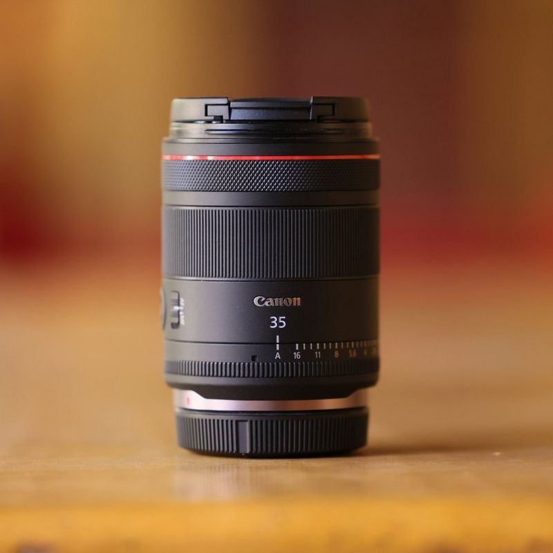Canon RF 35mm F1.4L VCM Objektiv Objektiv auf einem Holztisch