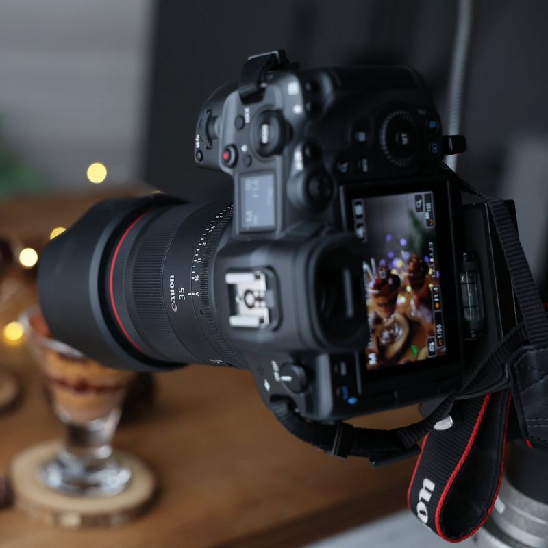 Canon RF 35mm F1.4L VCM Objektiv Kamera und Objektiv auf einem Stativ