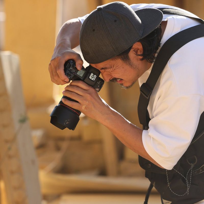 Canon RF 35mm F1.4L VCM Objektiv Mann knipst ein Foto