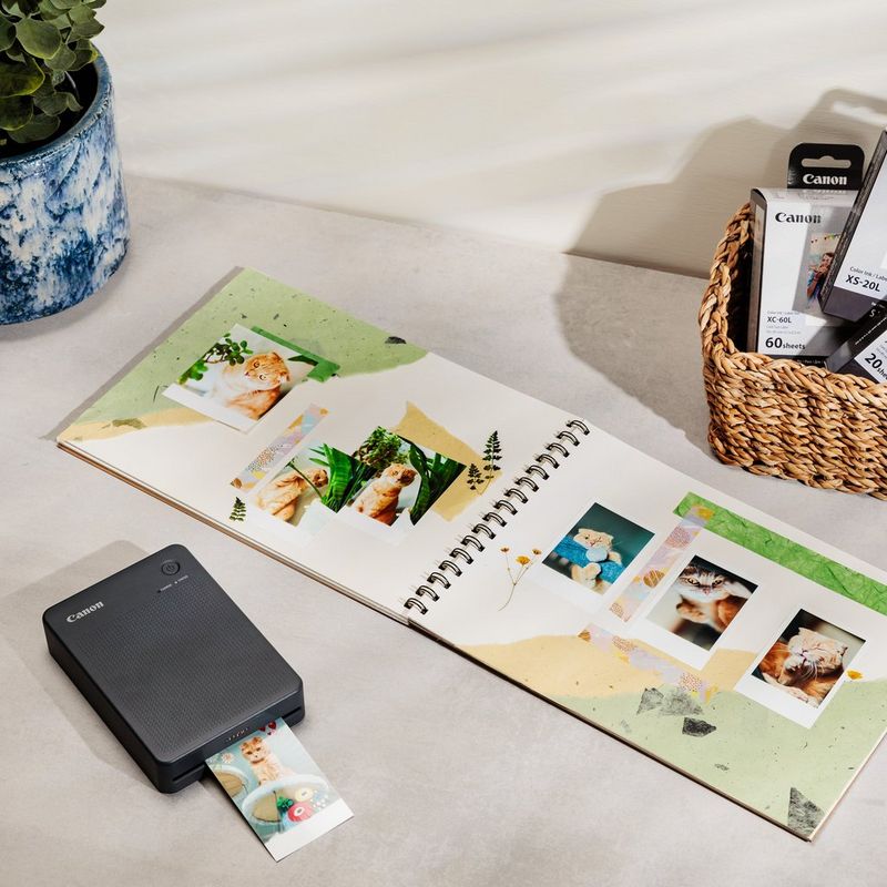 Canon SELPHY QX20 mobiler WLAN-Farbfotodrucker, Dunkelgrau Produkt liegt auf dem Tisch