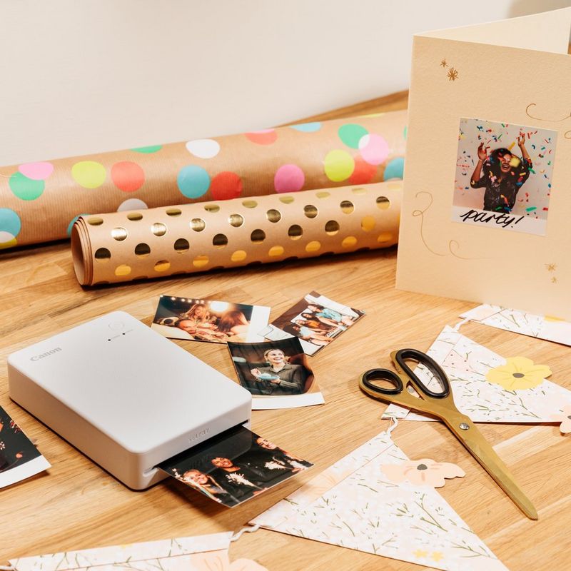 Canon SELPHY QX20 mobiler WLAN-Farbfotodrucker, Sandweiß Produkt liegt auf dem Tisch