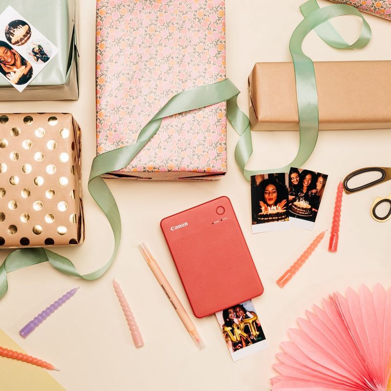 Canon SELPHY QX20 mobiler WLAN-Farbfotodrucker, Terrakottarot Produkt liegt auf dem Tisch