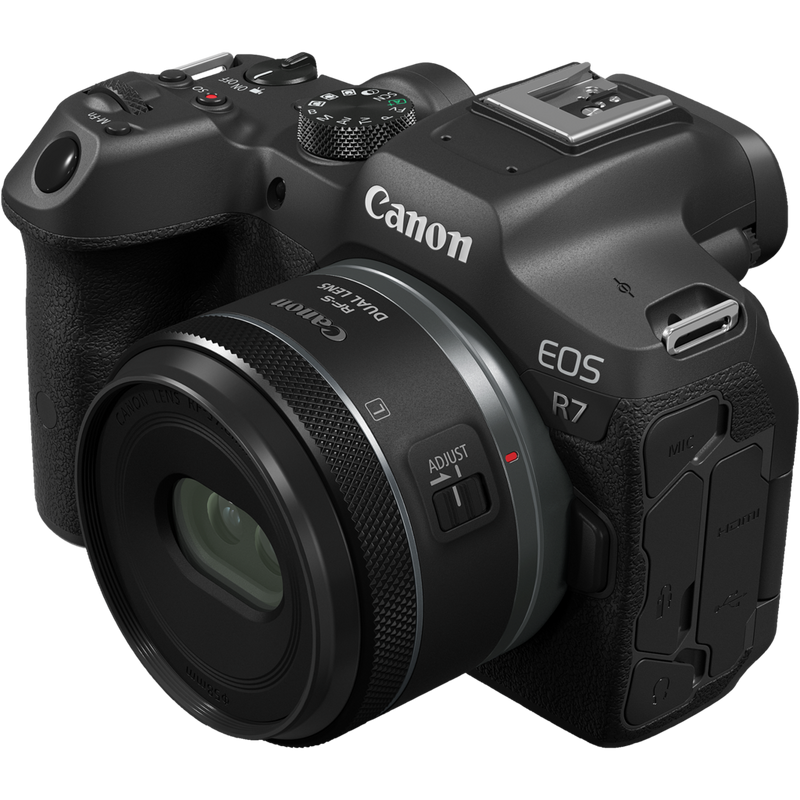 Canon RF-S 7.8mm F4 STM DUAL Lens Produkt Mit Schrägansicht der Kamera von vorne