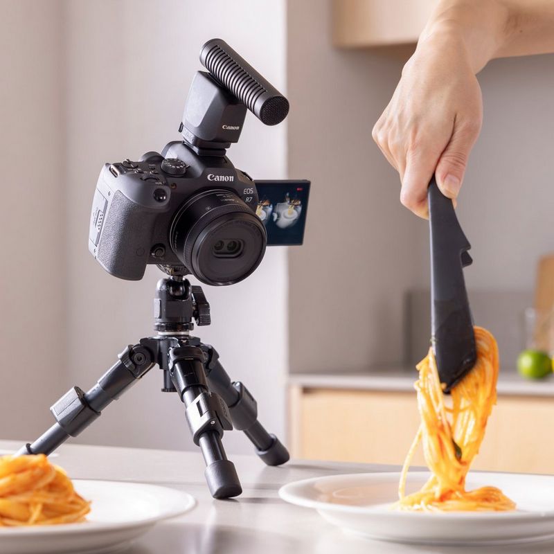 Canon RF-S 7.8mm F4 STM DUAL Lens Produkt Aufnehmen eines Fotos von Nudeln mithilfe des Objektivs