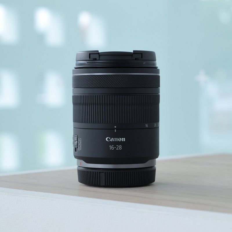 Canon RF 16-28mm F2.8 IS STM Objektiv Objektiv auf einem Tisch