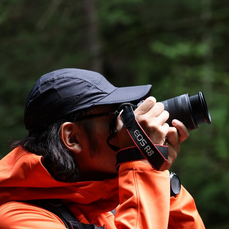 Canon RF 16-28mm F2.8 IS STM Objektiv Mann knipst ein Foto