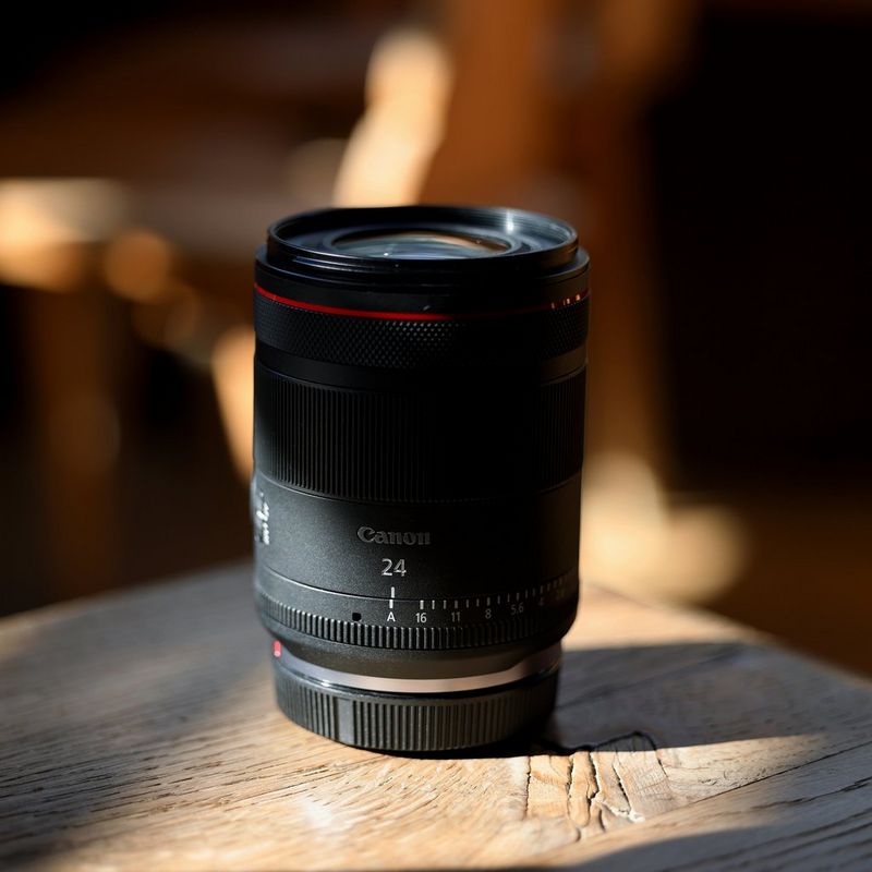 Canon RF 24mm F1.4L VCM Objektiv Produkt mit Objektivdeckel auf einem Tisch