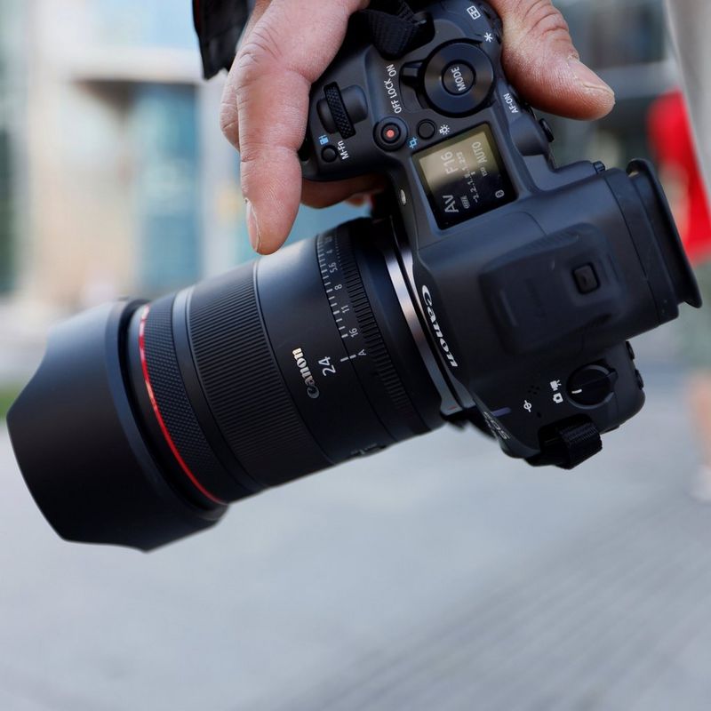 Canon RF 24mm F1.4L VCM Objektiv Produkt, das von einem Mann gehalten wird