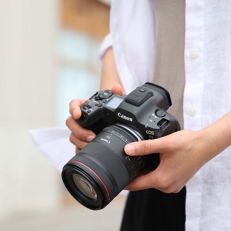 Canon RF 50mm F1.4L VCM Objektiv Produkt, das von einem Mann gehalten wird