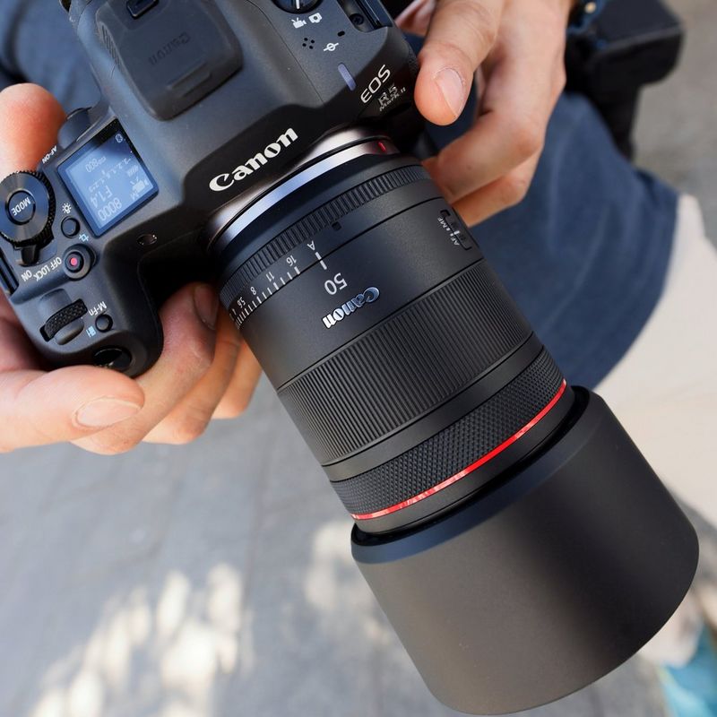 Canon RF 50mm F1.4L VCM Objektiv Produkt mit Streulichtblende