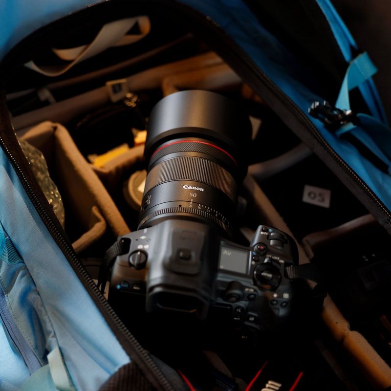 Canon RF 50mm F1.4L VCM Objektiv Produkt auf einem Schreibtisch