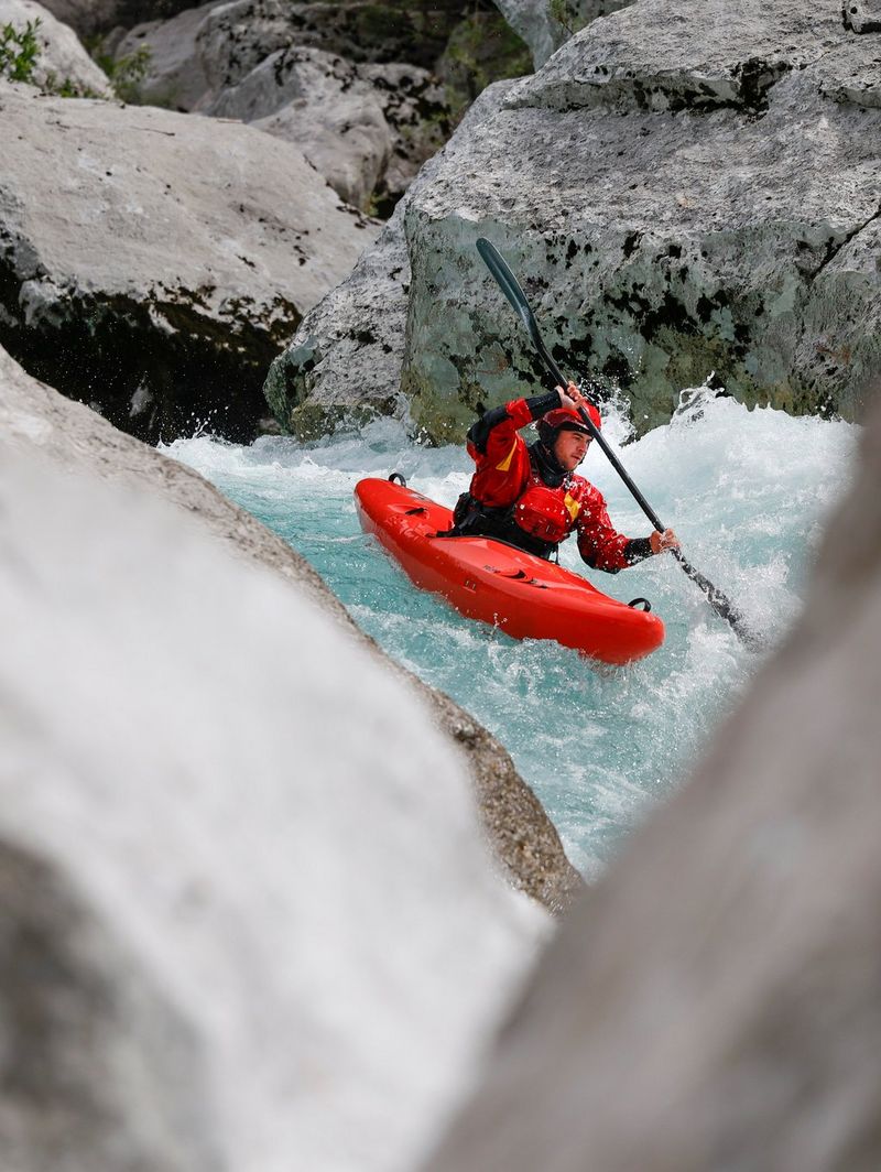 EOS R6, speed, auto focus, Kayaking through the rapids, on the of the wave