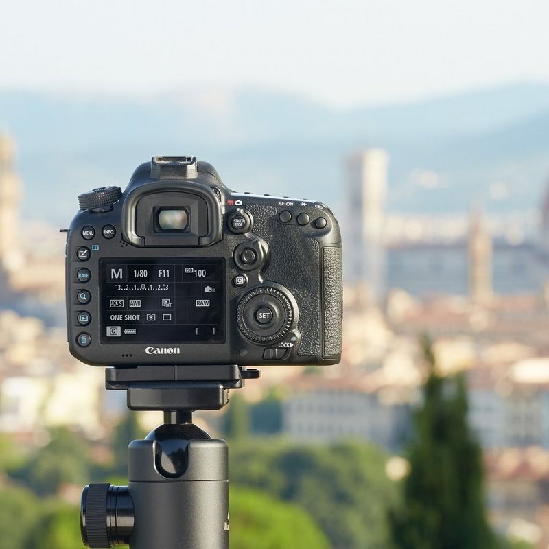 Canon EOS 7D Mark II Gehäuse + W-E1 WLAN-Adapter Rückansicht im Freien