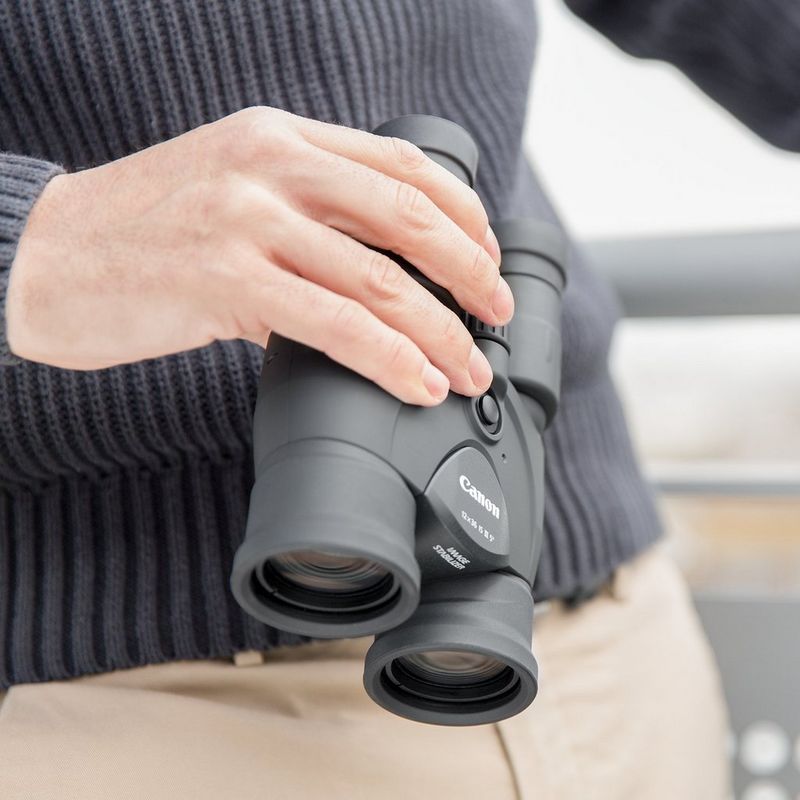 Canon 12x36 IS III Fernglas Anderer Blick auf einen Mann, der das Fernglas in der Hand hält