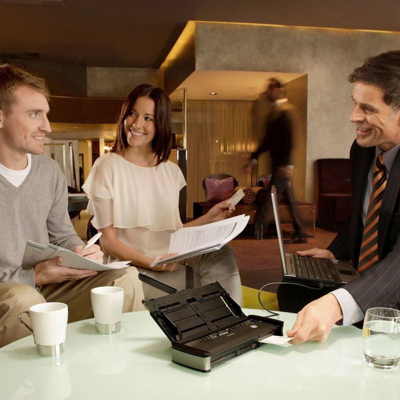 Canon imageFORMULA P-215II tragbarer Dokumentenscanner Produkt Drei Personen, die den Scanner benutzen