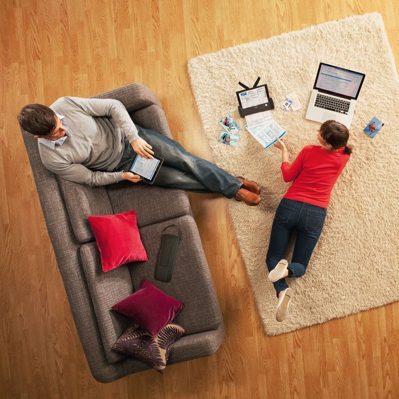 Canon imageFORMULA P-215II tragbarer Dokumentenscanner Produkt Zwei Personen, die den Scanner zu Hause benutzen