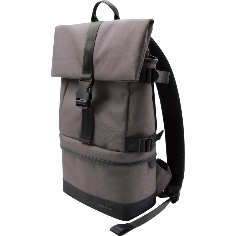 Canon EOS 200D Schwarz + 18-55mm 1:4-5,6 IS STM Objektiv Schwarz + BP13 Rucksack + LP-E17 Akku Produkt Vorderansicht des Bp-13 Rucksacks