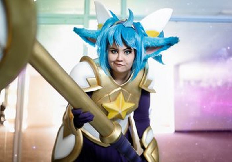 A blue-haired cosplayer poses for the camera © Shevaun Chester of <a href="https://web.facebook.com/giantshevphotography/">GiantShev Photography</a>