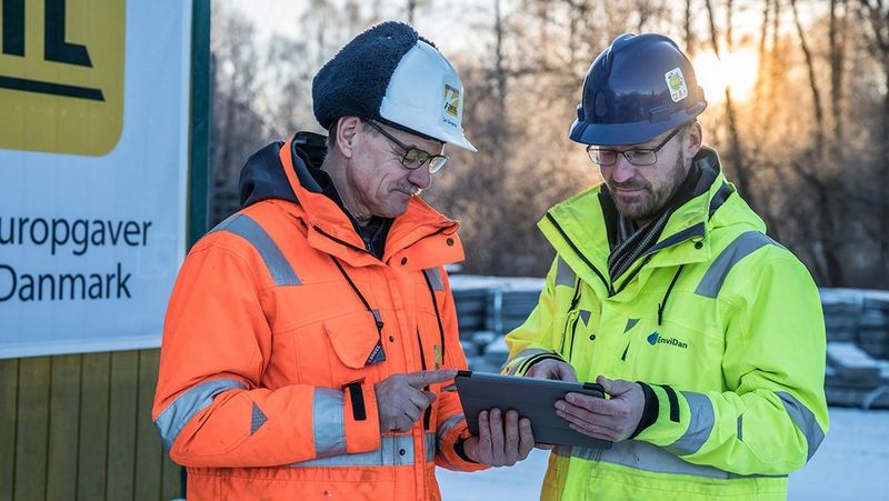 To mænd fra Envidan står med en iPad i hånden og snakker