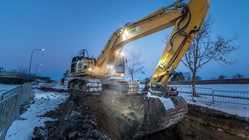 Gravemaskine fra Envidan arbejder en kold vinteraften