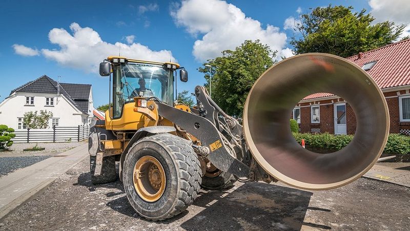 En gummiged fra Envidan kører med et kæmpe rør