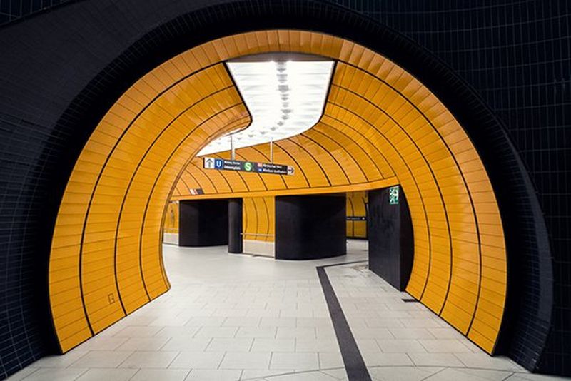 Billede af en tunnel der er malet gul, med mange veje