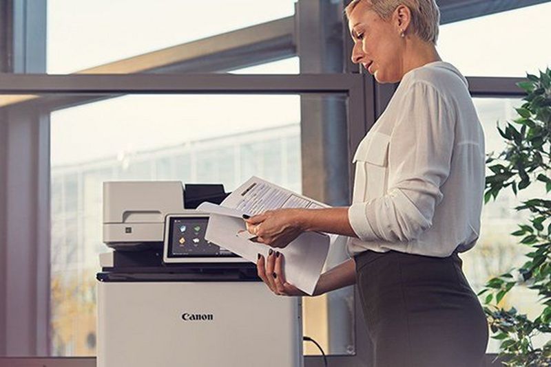 4 personer kigger sammen på en computer