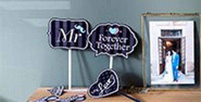 A phone with the Creative Park app visible on the screen.