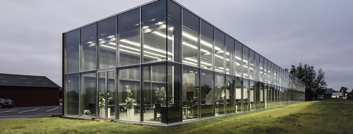 HB Tappers kontor med en overskyet himmel