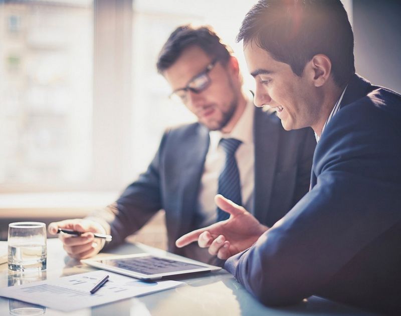 Men_tablet_review_office