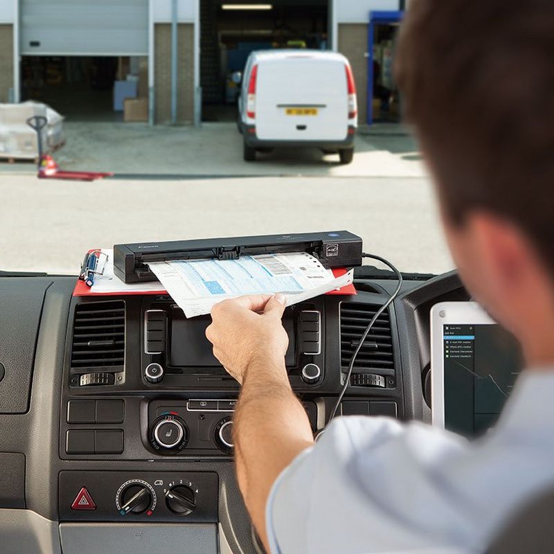 Canon imageFORMULA P-208II mobiler Dokumentenscanner Produkt Scanner, der in einem Auto benutzt wird