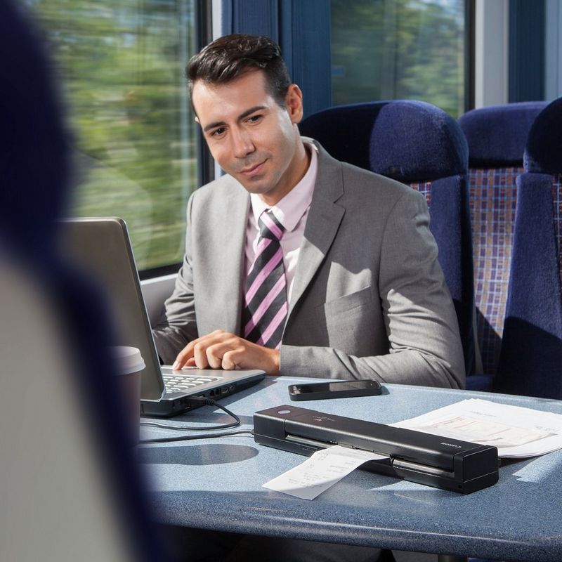 Canon imageFORMULA P-208II mobiler Dokumentenscanner Produkt Person, die das Produkt in einem fahrenden Zug benutzt