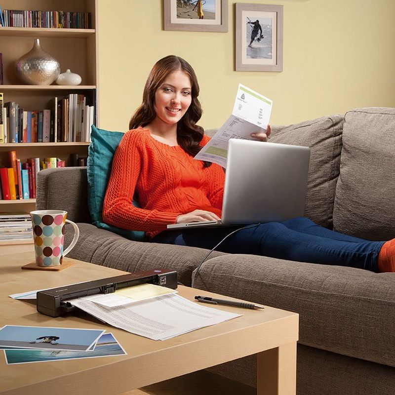 Canon imageFORMULA P-208II mobiler Dokumentenscanner Produkt Frauen, die den Scanner auf dem Sofa sitzend benutzt