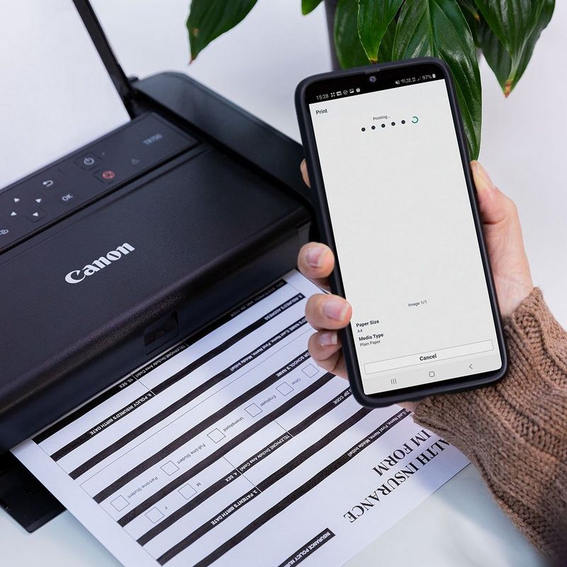 Canon PIXMA TR150 mobiler Tintenstrahldrucker Produkt Vorderansicht mit einer Person, die von einem Smartphone aus druckt