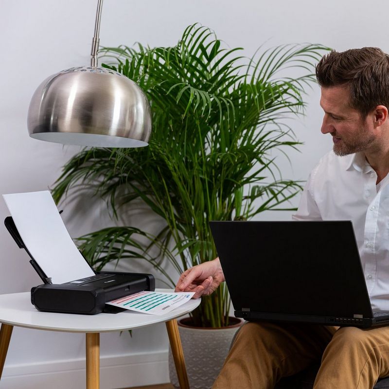 Canon PIXMA TR150 mobiler Tintenstrahldrucker mit Akku Produkt Vorderansicht mit einer Person, die von einem Laptop aus druckt