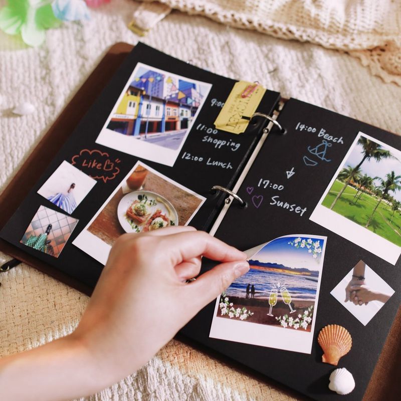 Canon SELPHY SQUARE QX10 mobiler WLAN-Farbfotodrucker, Weiß Hand, die Fotos in ein Album klebt